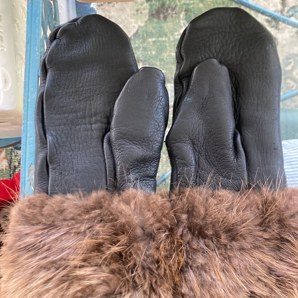 Ladies brown leather mittens with real fur trim. Size small to medium.
